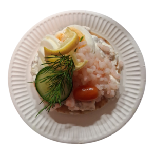 Räkmacka med Västkustsallad På Rågkaka